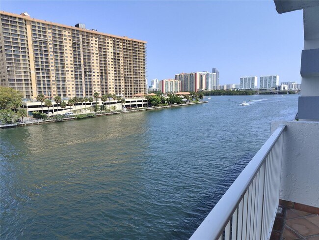 Foto del edificio - 4000 NE 170th St