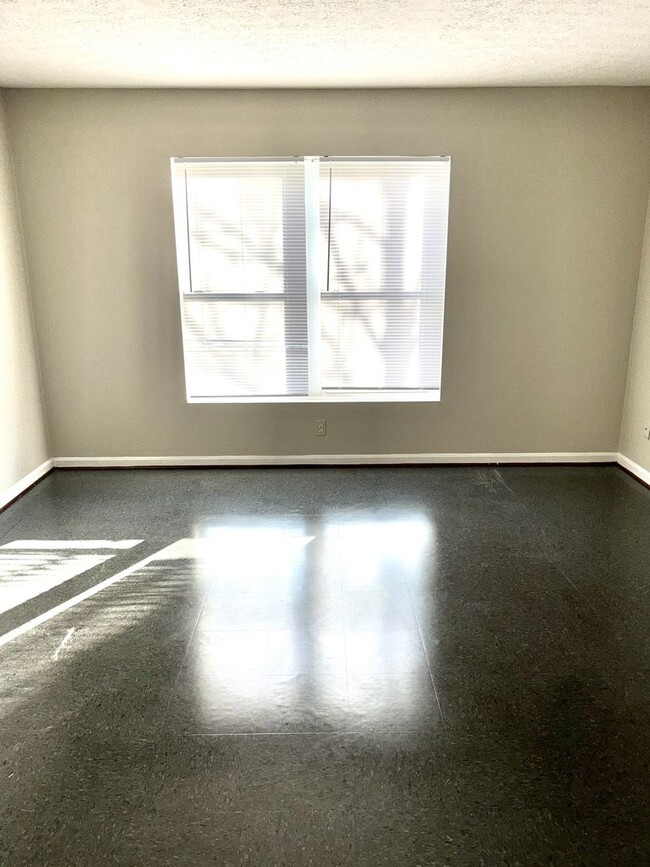 Building Photo - Updated first floor 1 bedroom apartment in...
