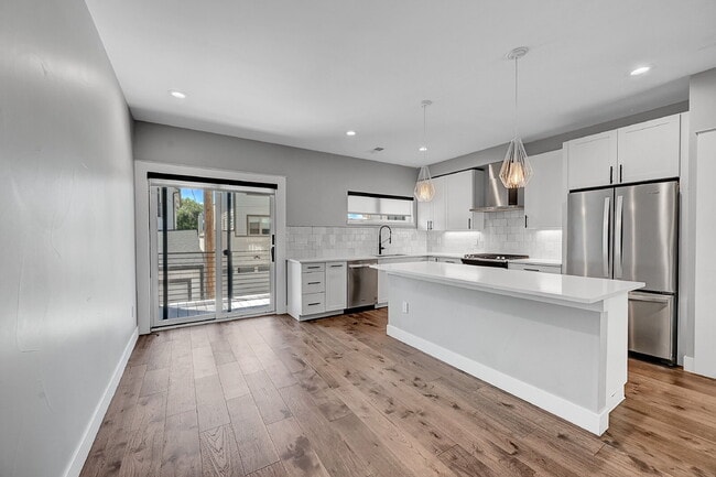 Building Photo - $3,400.00 - 2 Bedrooms, 3 Bathrooms, Townh...