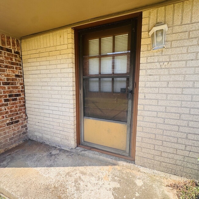 Building Photo - Spacious 3 Bedroom, 2.5 Bathroom Townhome in West End Beaumont