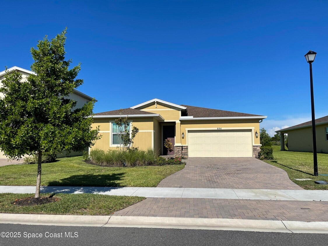 Primary Photo - 696 Veridian Cir NW