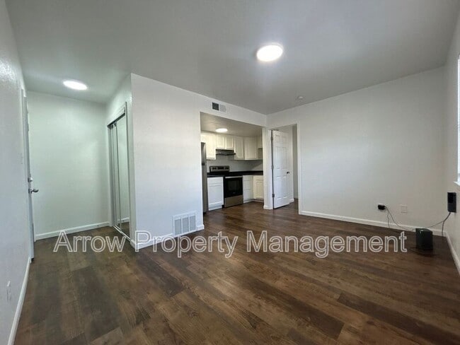 Building Photo - 1121 N College Dr