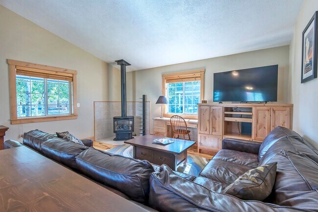 Building Photo - 3 Bedroom Family Home in Creekside Meadows