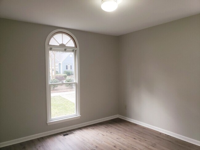 Foto del edificio - Walk to Lake Johnson. West Raleigh one lev...