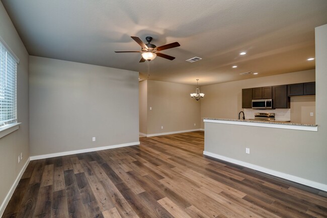Building Photo - GORGEOUS 3 BEDROOM DUPLEX LOCATED IN MIDLO...