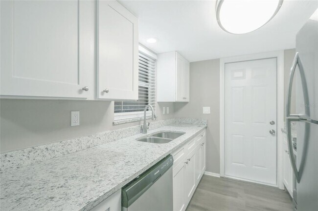 Building Photo - 5135 Kiwi Dr