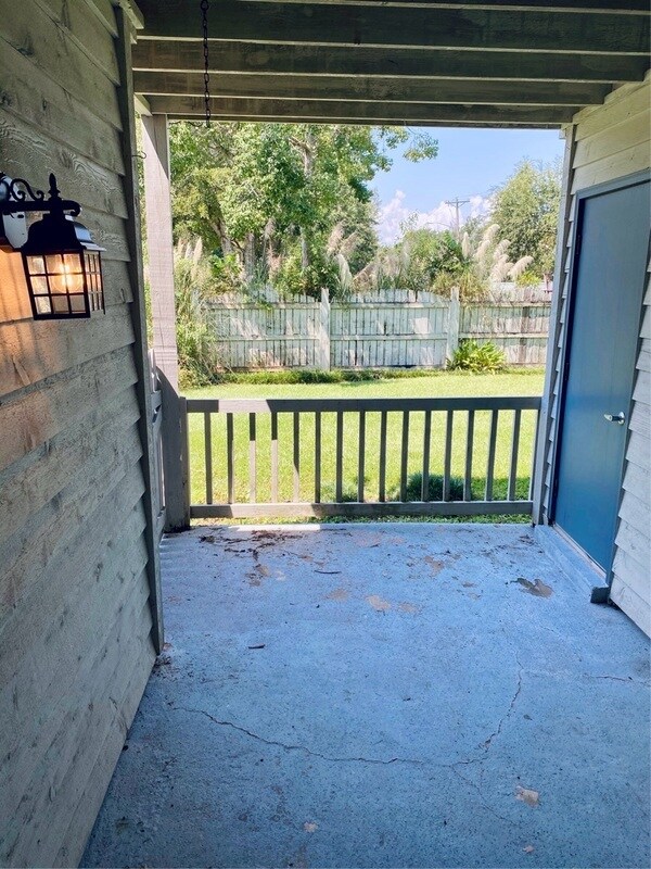 Building Photo - 200 Autumn Dr