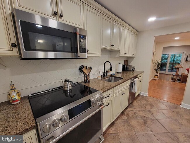 Building Photo - 3 Bedroom End-Unit Townhouse in Burke Center