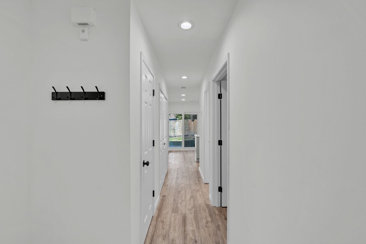 Foto principal - 5028 Halwell Dr