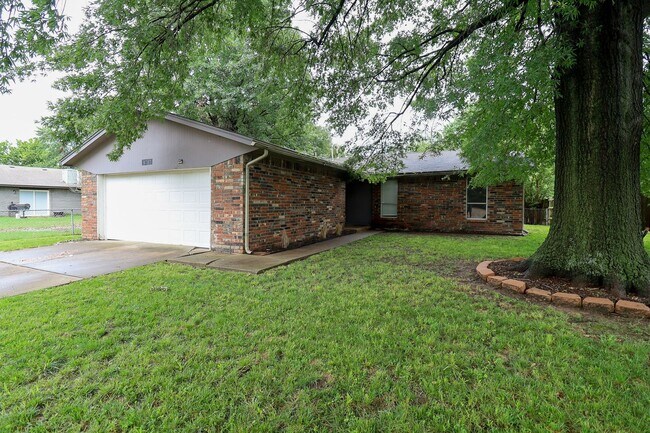 Building Photo - Stunning 3 Bed 2 Bath: Great school district!