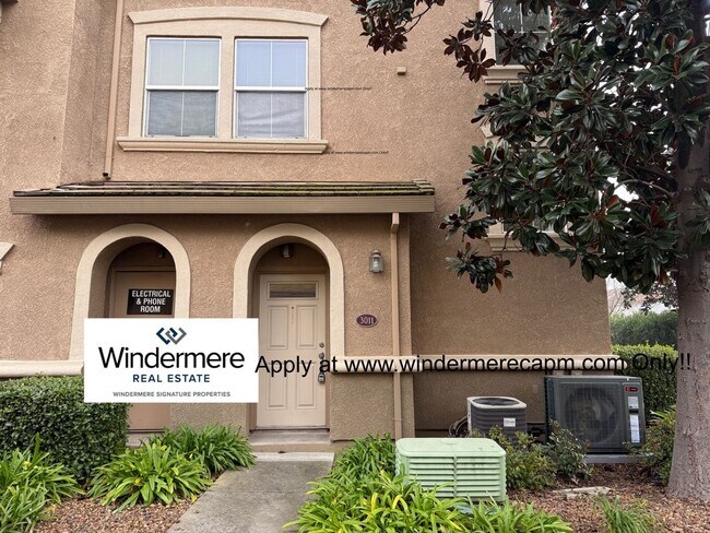 Foto del edificio - Absolute MUST See Condo In Immaculate Condition With Open Flowing Floor Plan!