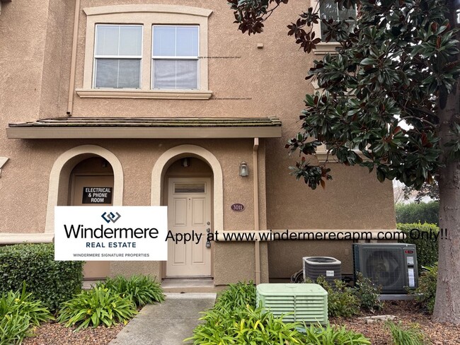 Building Photo - Absolute MUST See Condo In Immaculate Condition With Open Flowing Floor Plan!