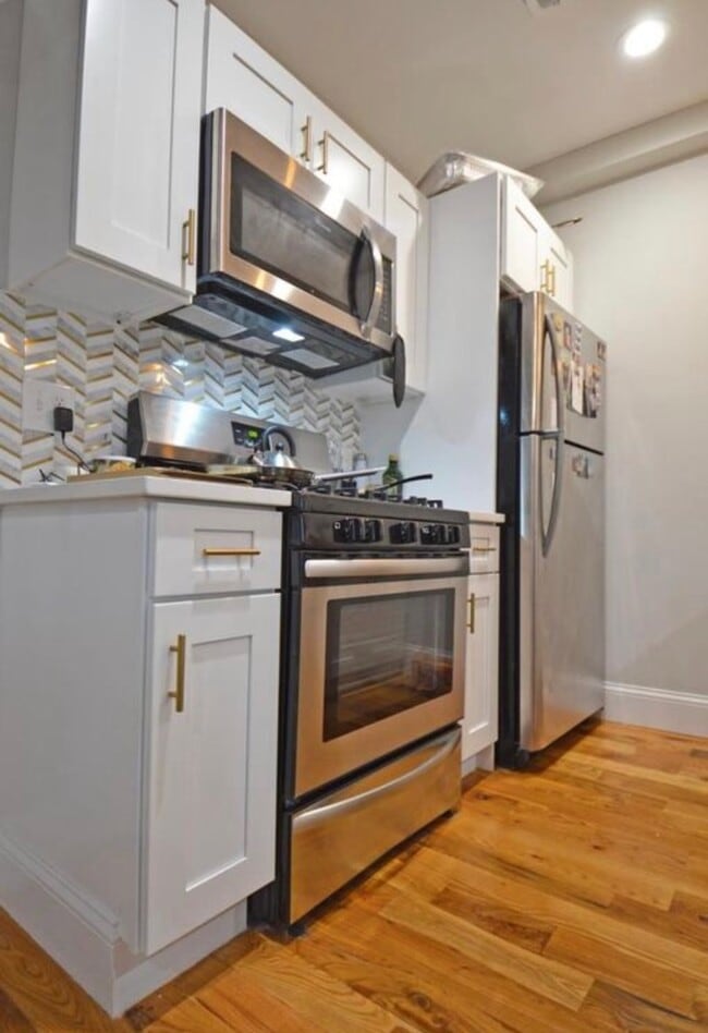 Building Photo - 305 Saratoga St