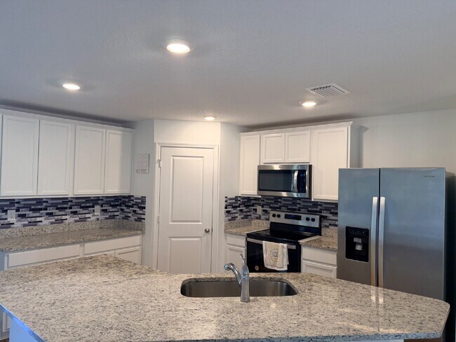 Foto del edificio - Beautiful 3 Bedroom, 2 Bathroom, 2 Car Garage home for rent in Royal Highlands on .46 acres!