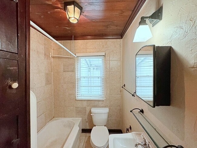 Foto del edificio - 878 Kenmore Ave