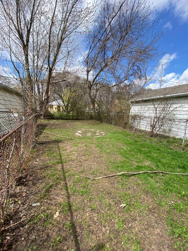 Building Photo - 2 BEDROOM SINGLE FAMILY HOME