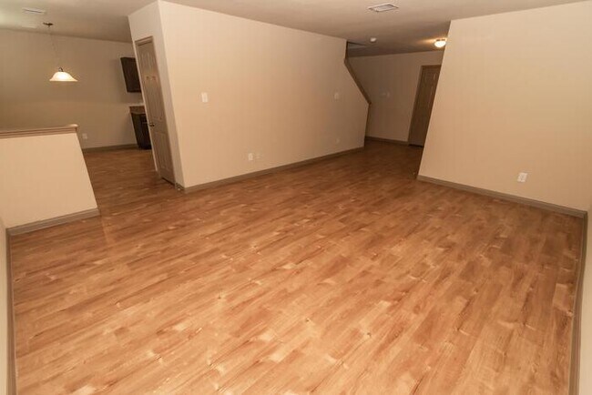 Building Photo - Enclave at Northeast Crossing - 7539 Spani...