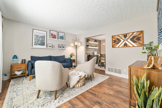 Building Photo - 3700 Dinsmore Castle Dr