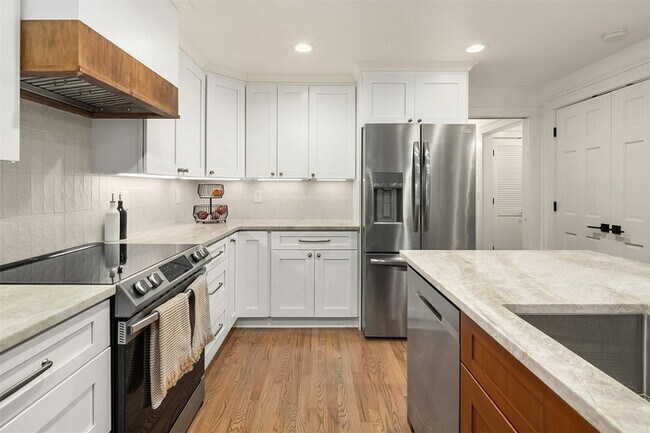 Foto del edificio - Fully Updated Home with Designer Kitchen, Spa-Style Primary Suite & Large Yard