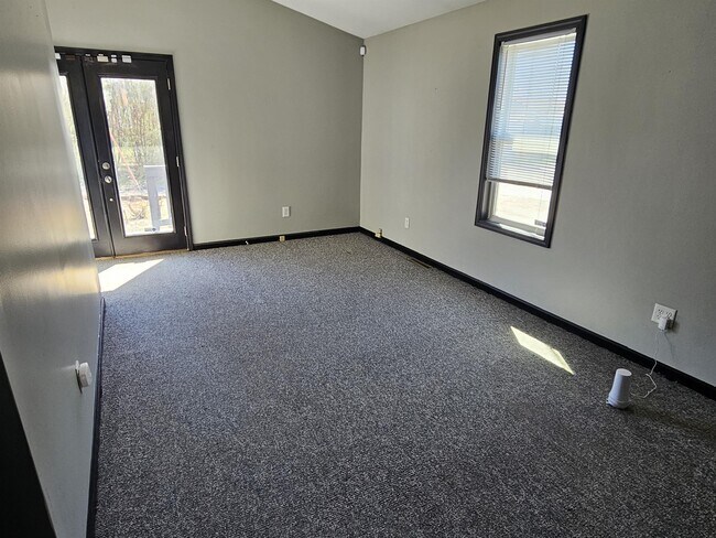 Building Photo - 602 W Burlington Ave