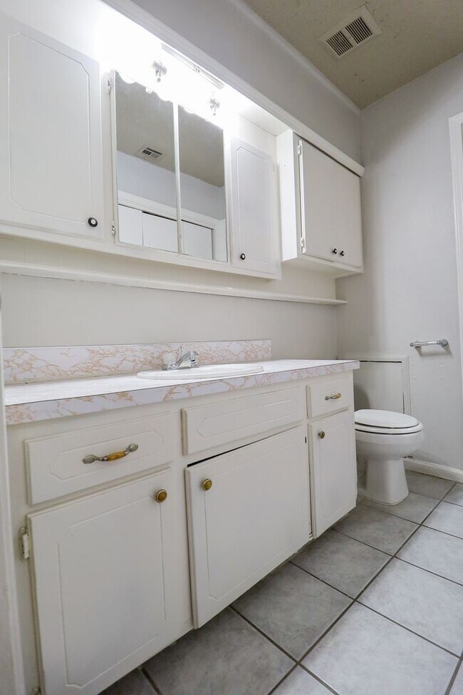 Building Photo - Stunning 3 Bed 2 Bath: Great school district!
