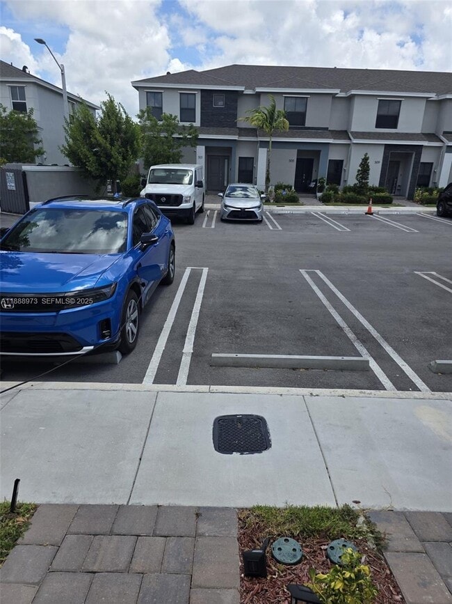 Building Photo - 500 NE 1st St