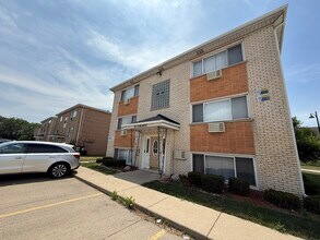 Building Photo - 9575 Maple Dr