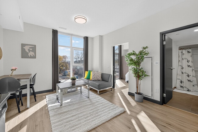 Living & Dining - 308 King