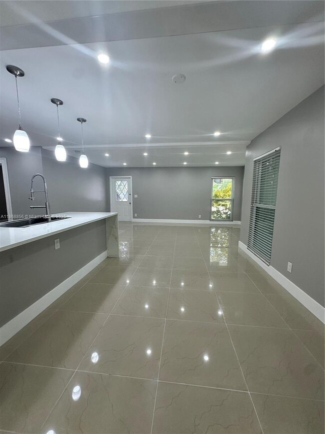 Foto del edificio - 8003 NW 70th Ave