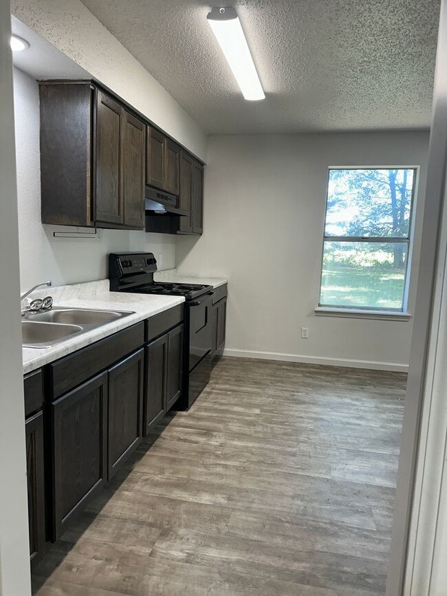 Building Photo - 1002 Harris Dr