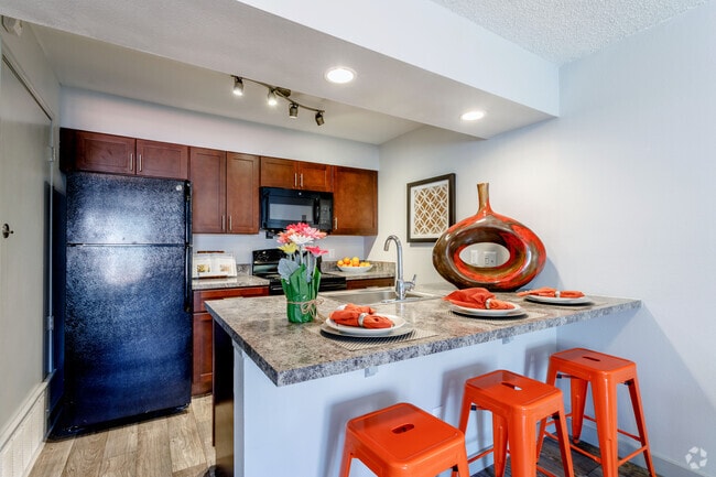 1BR, 1BA - 650 SF - Skyview Apartments
