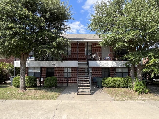 Building Photo - Spacious 2-Bedroom Apartment – Prime Locat...