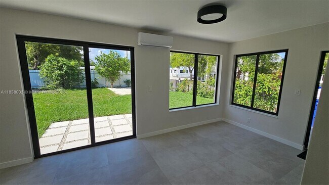 Foto del edificio - 424 NE 63rd St