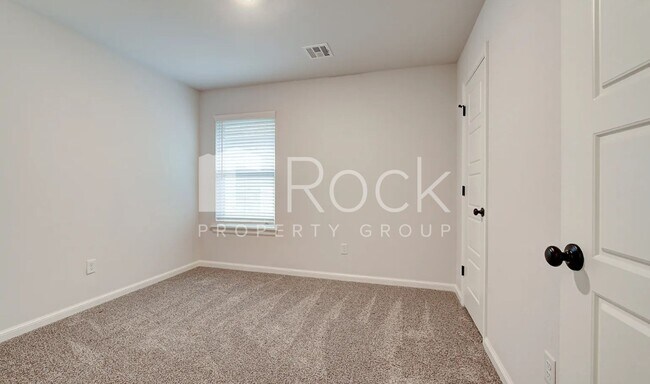 Foto del edificio - 4 Bedroom 2 Bathroom home with all appliances included