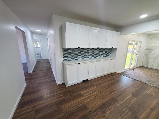 Foto del edificio - 3 Bedroom, 2 Bathroom Ranch, Updated Throughout, Granite, Stainless, 2 Beautiful Full Baths, Upda...