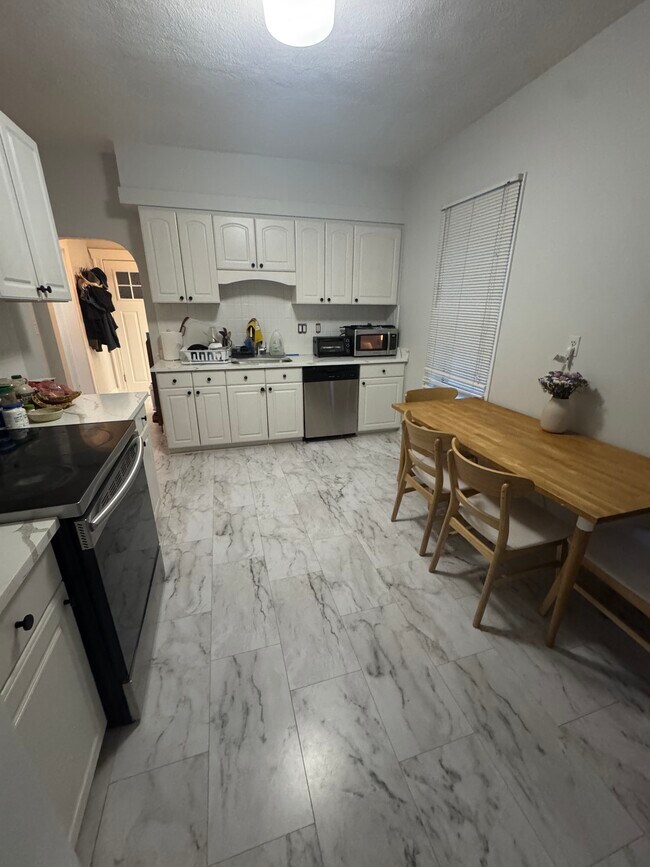 Cocina con electrodomésticos y encimeras nuevos. - 44 Russell Rd