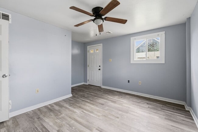 Building Photo - Modern 2 bedroom home in Carnegie available now!