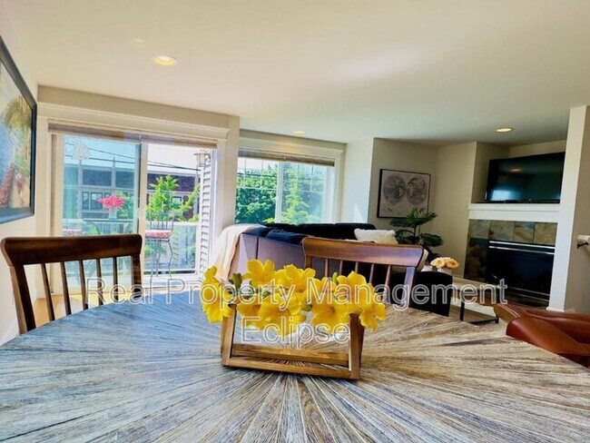 Foto del edificio - 2028 Eastlake Ave E