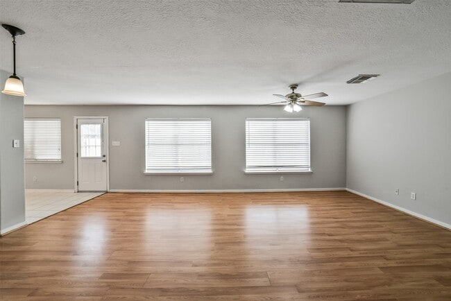 Foto del edificio - 3231 Stoneydale Ln