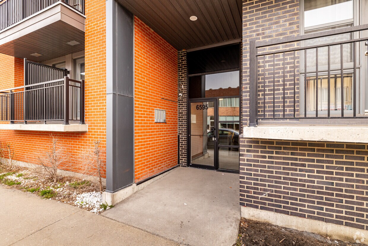 Building Photo - 6595 Av Papineau