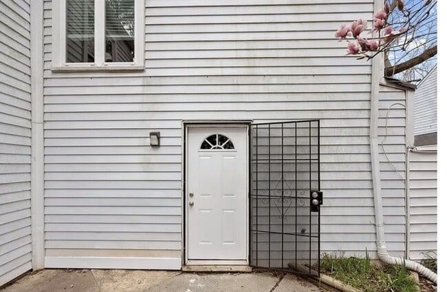 Building Photo - Welcome to this charming 2-bedroom, 1.5-ba...