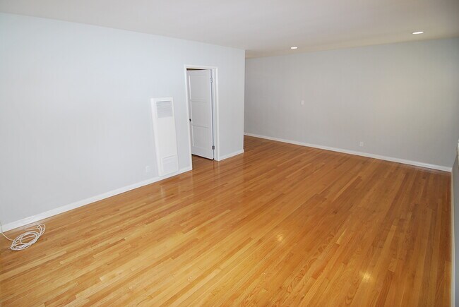 Building Photo - Spacious 1 Bedroom Downtown Long Beach Condo