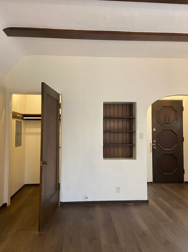 armario de la sala de estar - 795 N 2nd St