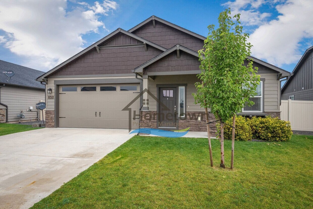 Foto principal - 3 Bedroom 2 Bath Home with 2-Car Attached ...