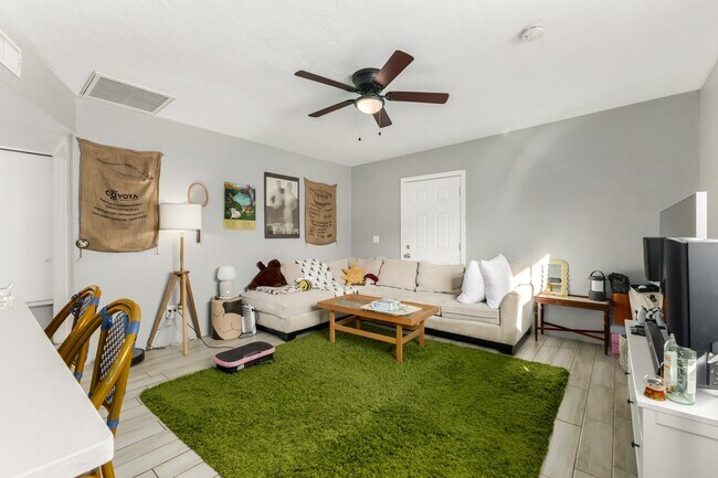 Foto del edificio - 2321 E 6th St