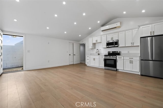 Foto del edificio - 13214 Stagg St