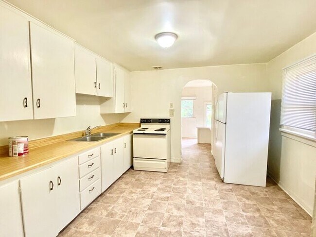 Building Photo - Fabulous 3 Bedroom 1 Bath Vintage Home in ...