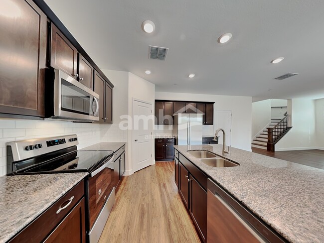 Building Photo - 5921 W Larkspur Dr