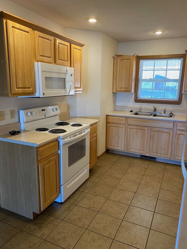 Building Photo - LEASING