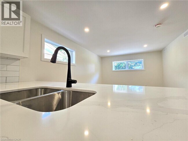 Building Photo - 404 Forest Hill Dr